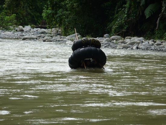 So wurden die "Tubes" vom Staedchen zu den verschiedenen Camps transportiert... ein richtig harter Job. Wir hatten schon unsere Schwierigkeiten diesen Fluss nur mit kleinen Rucksaecken zu durchqueren.