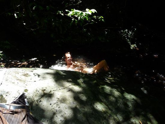 Kurze Abkuehlung im Fluss, inmitten des Dschungel... dies war echt der Hammer, auch wenn ich kurz darauf wieder total verschwitzt sein wuerde !