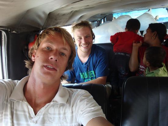 Im Mini-Bus waehrend eines Stopps... auf den beiden letzten Sitzreihen alles voller Saecke mit Fischen !