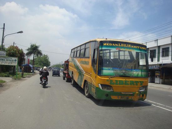 Und noch ein weiteres ungewoehnliches Bild... ein Bus der Abgeschleppt wird !