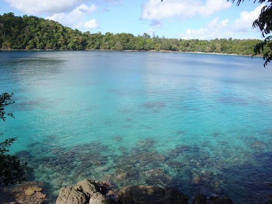 Und hier die direkte Sicht von uns aus... toll oder ! Blick auf total klares Wasser und die dahinterliegende "Pulau (Insel) Rubiah".