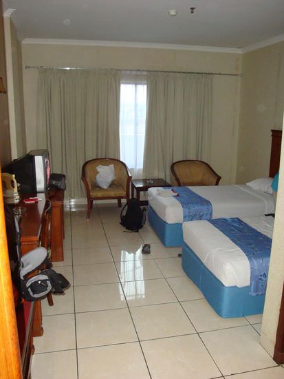 Dies war unsere edles Hotelzimmer, mit Klimaanlage, TV und schoenem Badezimmer !