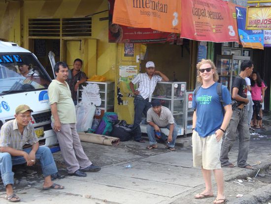 Alain zusammen mit den freundlichen "Gaunern" bei der Busstation... wir waren natuerlich wieder die einzigen Touristen und fielen total auf !