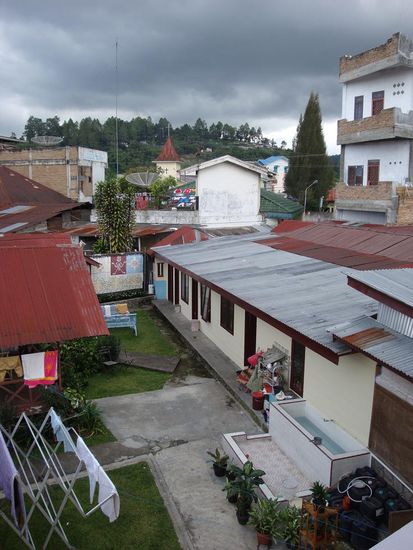 Sicht von unserem Balkon auf den Innenhof unseres Guesthouses...