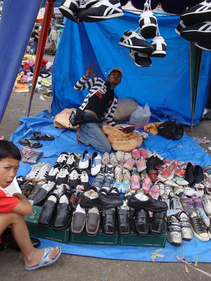 Hier wurden Schuhe verkauft... er wollte unbedingt das ich ein Foto von seinem Stand mache. Netter Typ...