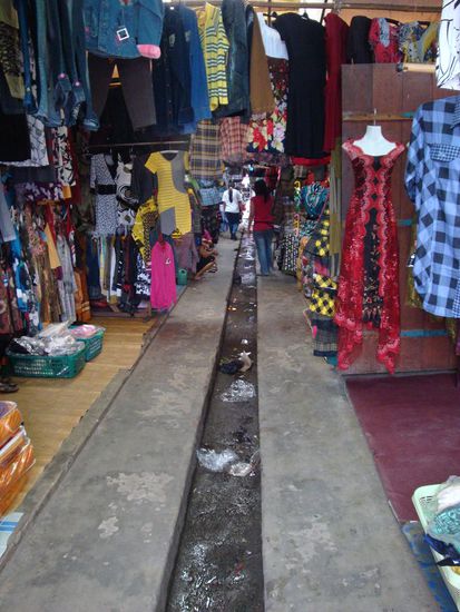 So sah es ungefaehr inmitten des Marktes aus...