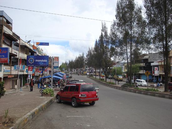 Dies war die Hauptstrasse die durch Berastagi fuehrte.