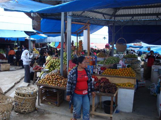 Innerhalb des Fruchmarktes...