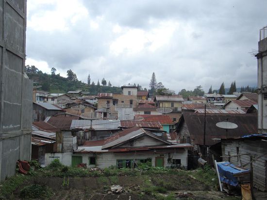 Sieht wohl voll cool aus die wirklich einfachen Haeuser mit den Satellitenschuesseln... unglaublich !