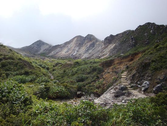 Dies war der Anfang des Tals... schoen gruen, in der Mitte von einem kleinen Bach durchzogen und links uns rechts Vulkangestein.