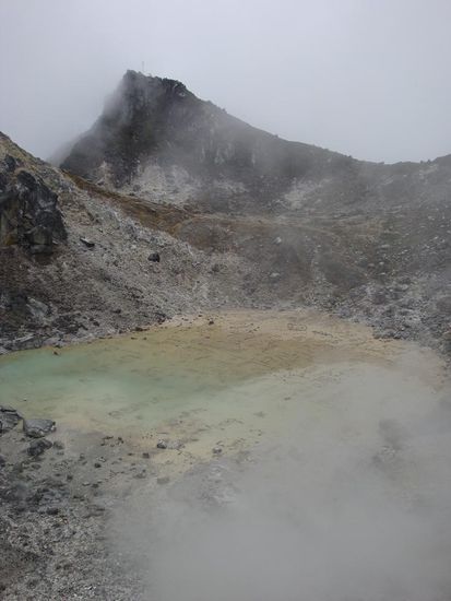 Einer der Gipfel gegenueber und Sicht in den Krater... sieht auch mit dem ganzen Rauch total toll aus.