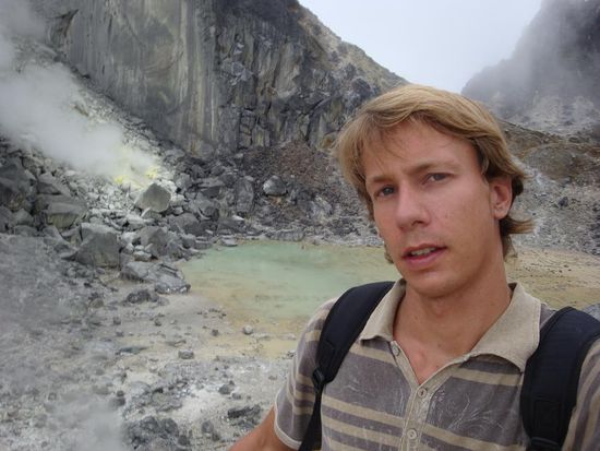 Ein weiters Foto, diesmal mit mir, Krater und Rauch ! Alles total faszinierend...