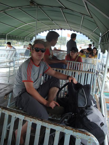 Waehrend der Bootsfahrt... "Andi" der total anstrengende "Verkaeufer" direkt hinter Alain.