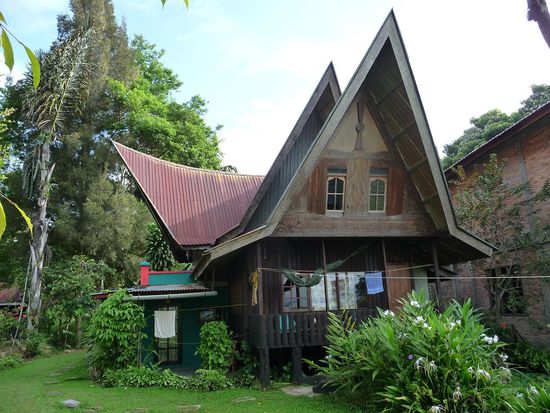 Unser gemuetliches Bungalow... im Dach, hinter den obigen zwei Fenstern befand sich unser Schlafzimmer !
