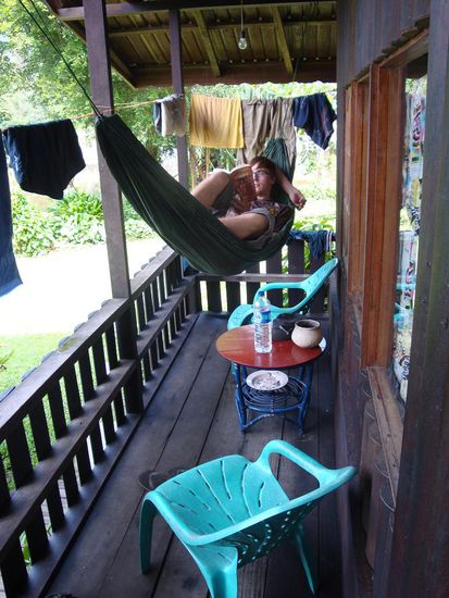 Und dies war unsere Terrasse... "Petri" schon nach einigen Minuten am chillen in der Haengematte.