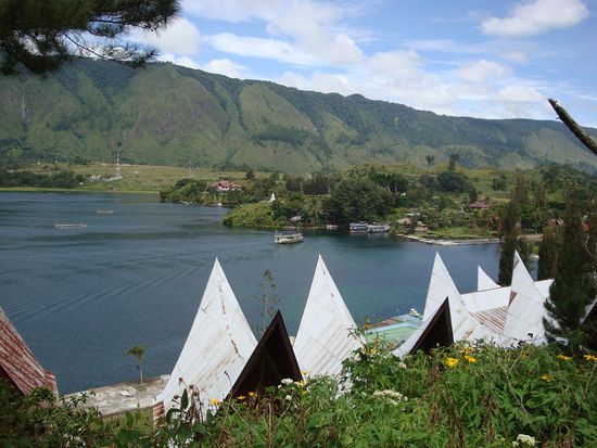 Sicht auf den See und die dahinterliegenden Berge waehrend unseres Ausfluges...