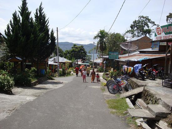 Die Hauptstrasse die durch "Tuk-Tuk" fuehrte...