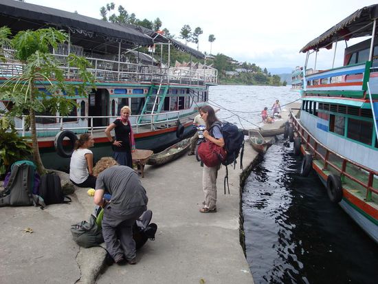 Warten auf die Faehre, zusammen mit den andern drei...