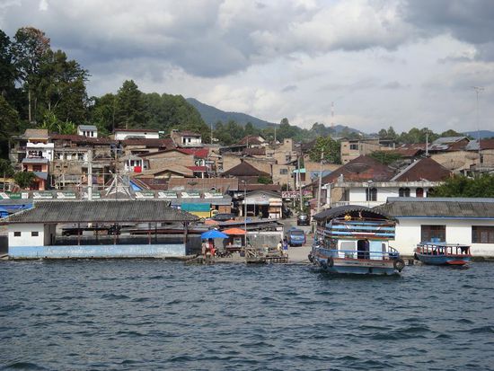 Kurz vor der Ankunft in der kleinen Stadt "Parapat".
