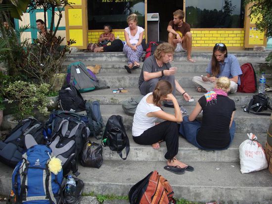 Backpacker am Warten auf den Nachtbus...