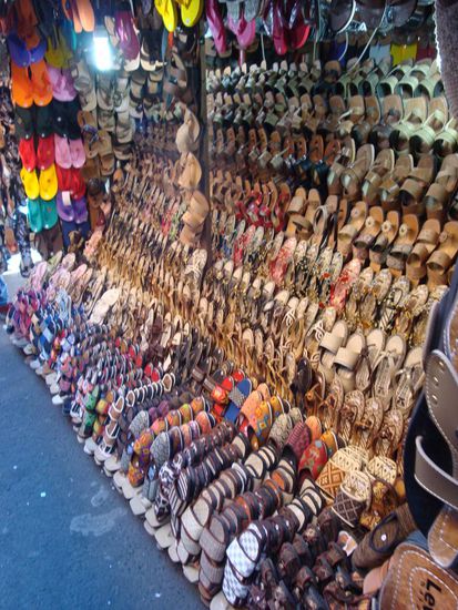 Hier einer der Staende, diesmal Schuhe im Angebot...