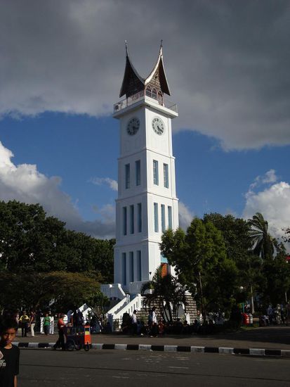 Der "Clocktower" in Bukittinggi... sieht cool aus mit dem blau/grauen Himmel.
