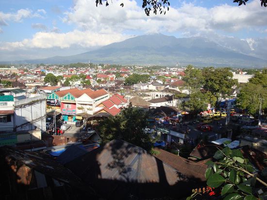 Und in der Naehe des "Clocktowers" die Sicht ueber die Stadt mit einem Vulkan im Hintergrund.