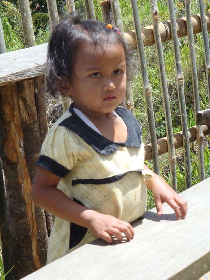 Kritischer Blick auf "Alain" von einem indonesischen Maedchen das sich beim Aussichtspunkt befand... 