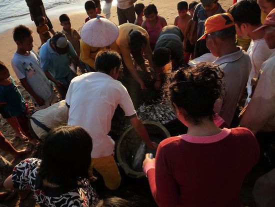 Und alles war voller Einheimischer die frischen Fisch kauften...