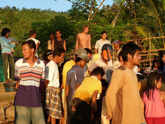 Cooles Bild von Alain... ich als einziger Tourist, in Badehosen und auch ein wenig groesser als alle andern. 