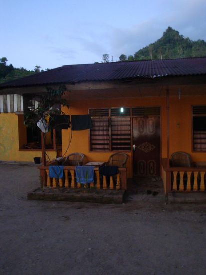 Unsere einfache Unterkunft mit gemuetlichem Sitzplatz und Sicht auf's Meer...