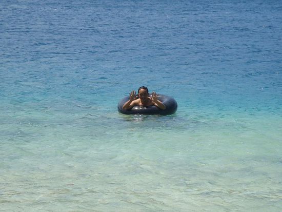 Die meisten Lehrer begaben sich gar nicht erst in's Wasser, er war aber mutig, schnappte sich einen Ring und hatte sichtlich Spass.