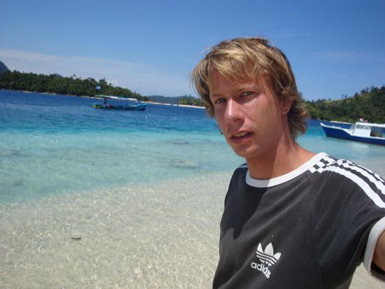 Und hier noch ein Foto von mir selbst mit tollem Hintergrund... meine Haare sind langsam schon ein wenig lang, aber kein Wunder nach 7 Monaten ohne Haarschnitt ! 