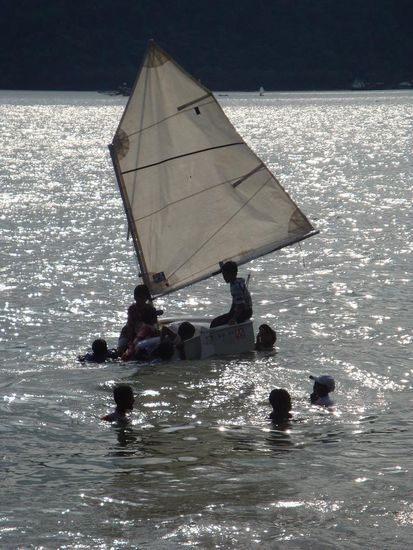 Indonesische Kinder in einem Mini-Segelboot an unserem letzten Abend.