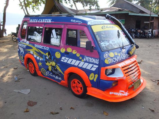 "Mini-Bus-Tuning" wird ist in Indonesien ein grosses Thema... die meisten Mini-Busse waren ein wenig aufgemotzt... unglaublich, aber toll anzusehen !