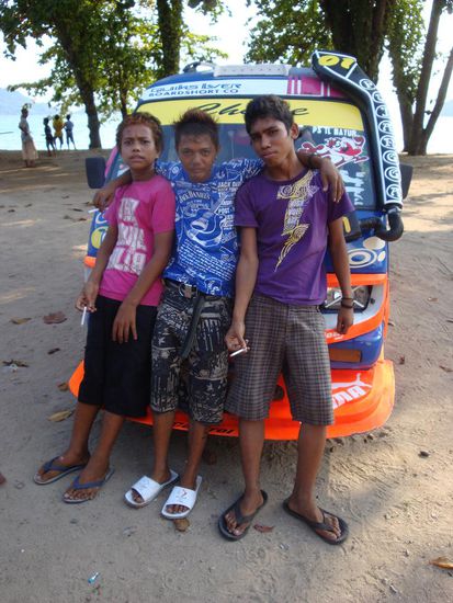 Und dies waren die drei stolzen Bezitzer des Busses... eigentlich muesste man 17 Jahre alt sein um hier Auto zu fahren, aber dies interessierte hier niemanden wirklich.