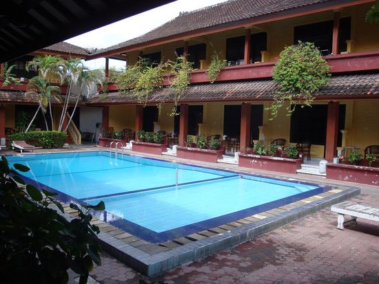 Dies war der Pool direkt vor unser Haustuere... unser Zimmer mit zwei Stuehlen und einem Tisch auf der rechten Seite des Bildes.