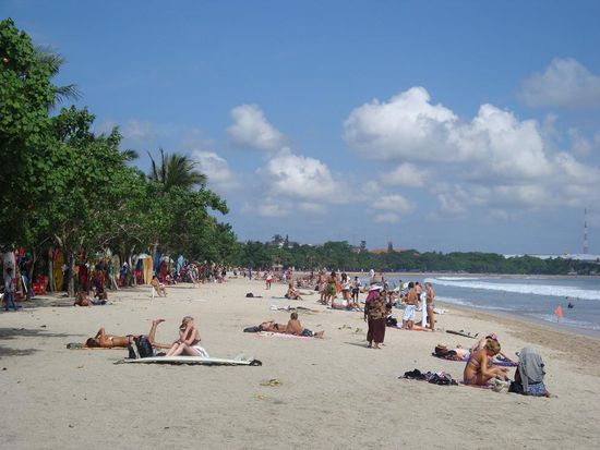 Der Strand von "Kuta", gut besucht... links Surfbretter zum mieten.