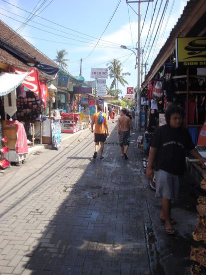 Dies war die sogenannte "Poppies Lane 1", eine der Gassen die sich durch Kuta zog, links und rechts natuerlich Staende mit nervigen Verkaeufern.