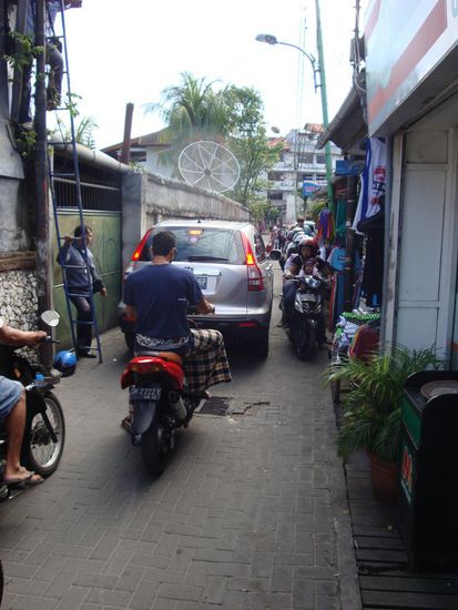 Und so sah dies teilweise auch aus... aus meiner Sicht eine klare Fussgaengerzone, leider kennt man dies in Indonesien nicht !