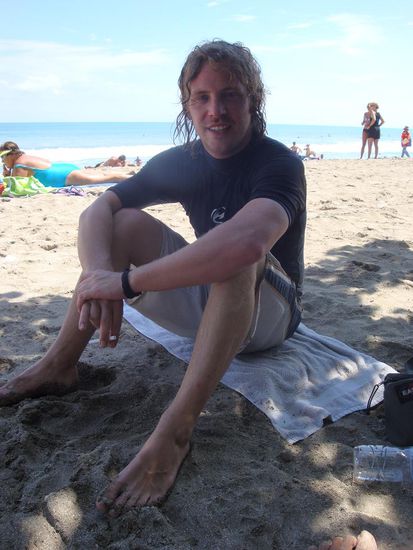 Nach zwei Stunden surfen total geschafft, aber es machte ihm Spass...