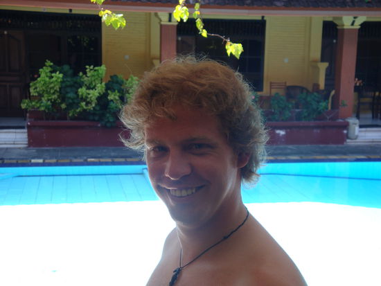 Alain sichlich froh nach seinem Haarschnitt...