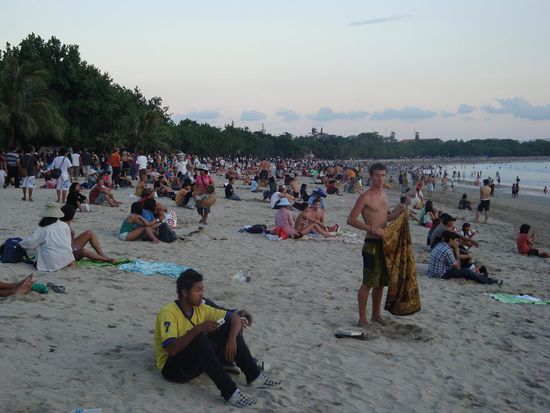 Sonnenuntergang in Kuta... alles voller Touristen, ich fragte mich ob "Fatboy Slim" eventuell hier spaeter noch auflegen wuerde ? 