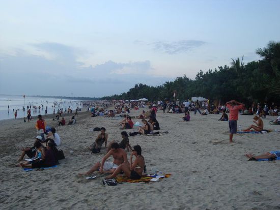 Und dies war die Sicht in die andere Richtung... nicht gerade weniger Leute obwohl der Strand richtig lang ist.