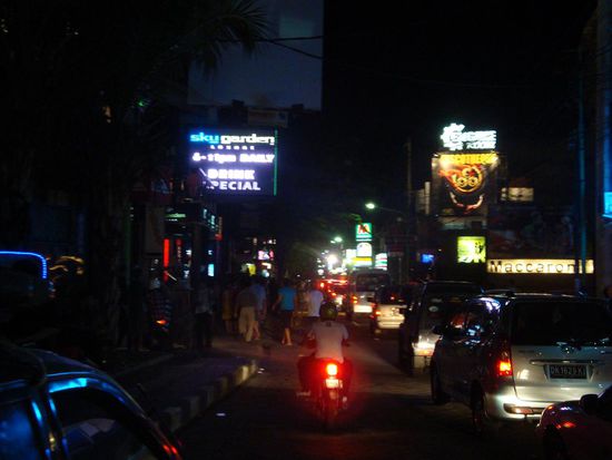 Und die Hauptstrasse die durch Kuta fuehrt kurz vor 01.00... immernoch total voller Autos.