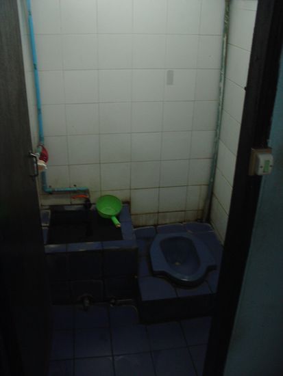 Und die etwas gewoehnungsbeduerftige Toilette 