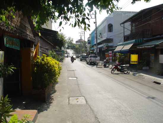 Links der Eingang zum Guesthaus und die dazugehoerige Strasse.