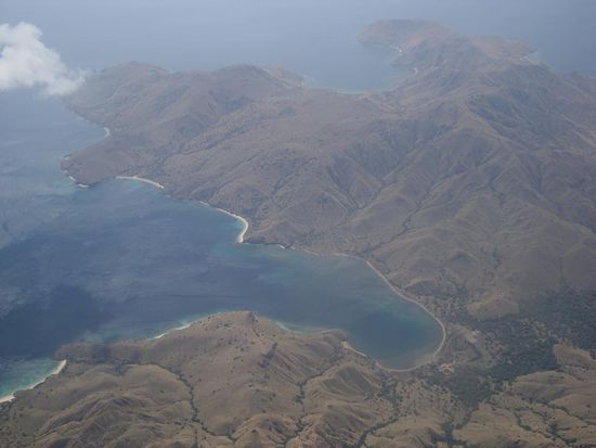 Blick aus dem Flugzeug auf die bekannte "Komodo"-Insel.