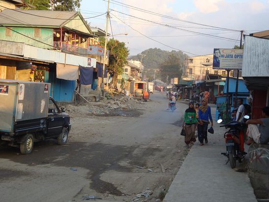 Die zweitgroesste Stadt (eher Dorf)  "Labuanbajo" auf der Insel "Flores"... nicht gerade sauber und modern, aber dafuer so richtig indonesisch !