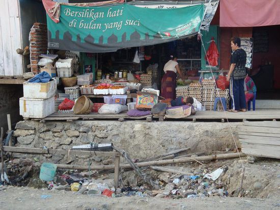Irgend ein Shop inmitten der Stadt, direkt vor einer Baustelle, die zugleich auch als Abfall diente. Indonesien-Style... 